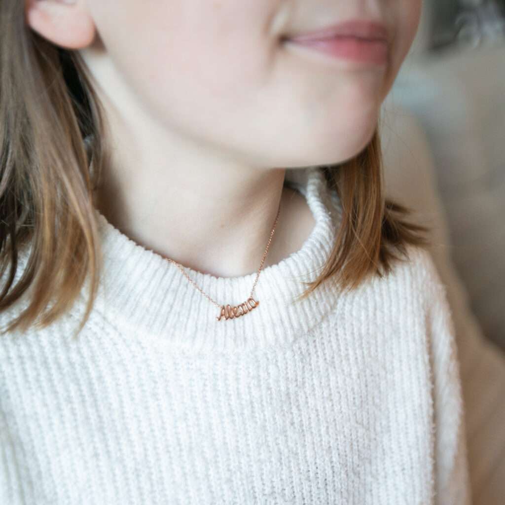 Collier enfant nom, collier enfant personalisable, collier enfant personnalisé, collier enfant sur mesure, thea jewelry, créateur bijou français, bijou sur mesure enfant